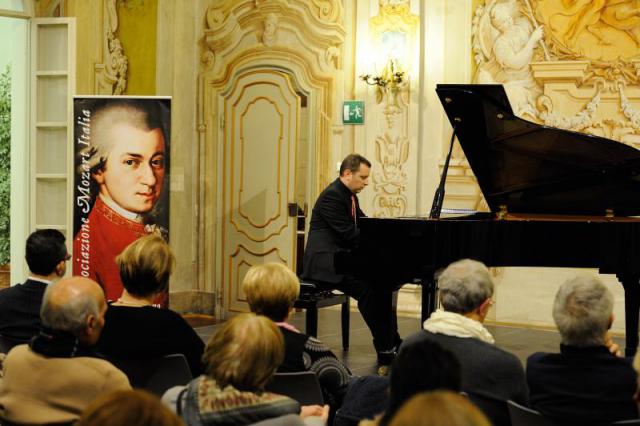 Torino, Villa Tesoriera. Emanuele Frenzilli esegue "Campane all'alba" del M° Francesco Marino